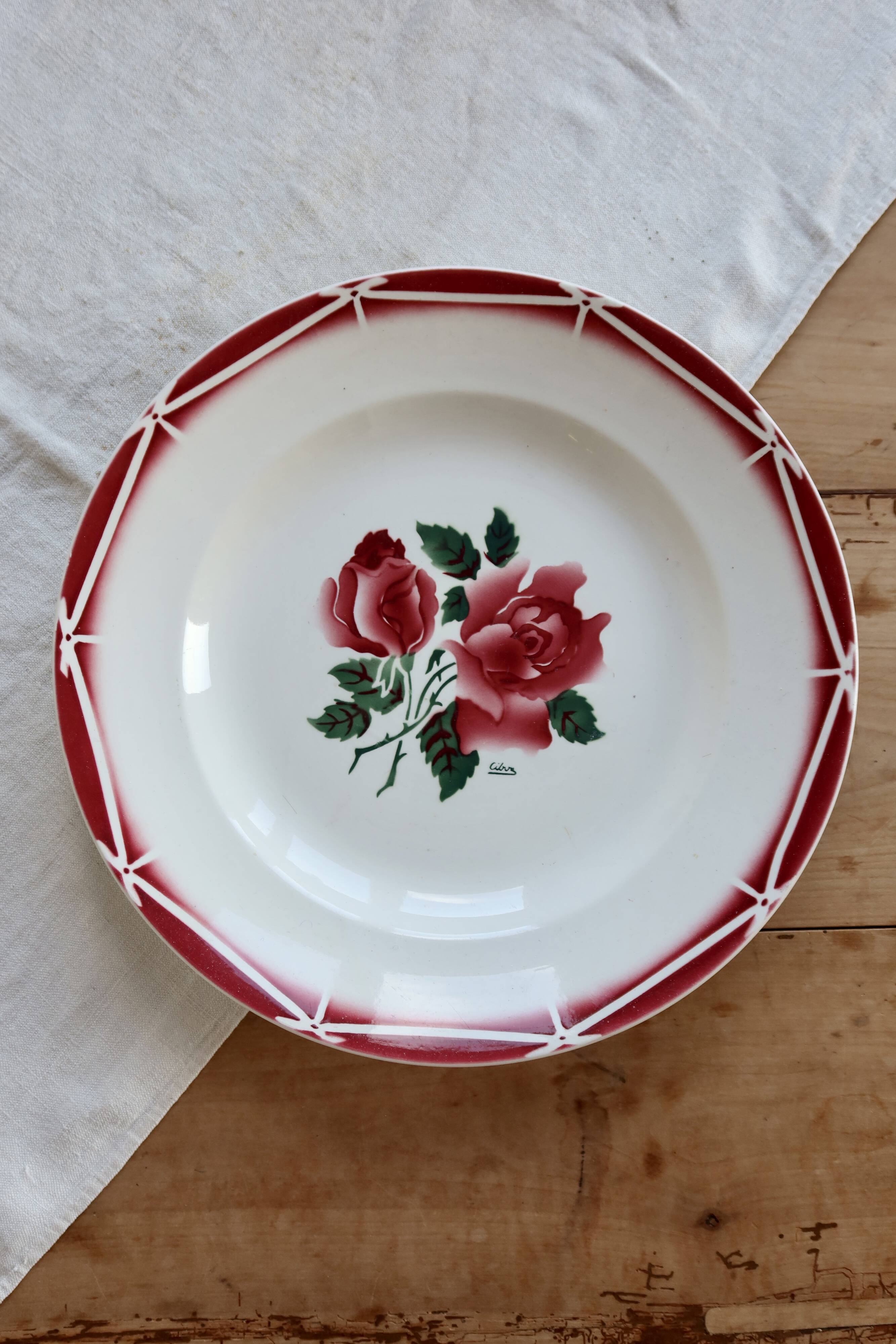 Round serving dish in Sarreguemines earthenware, Cibon model - Floral decoration.