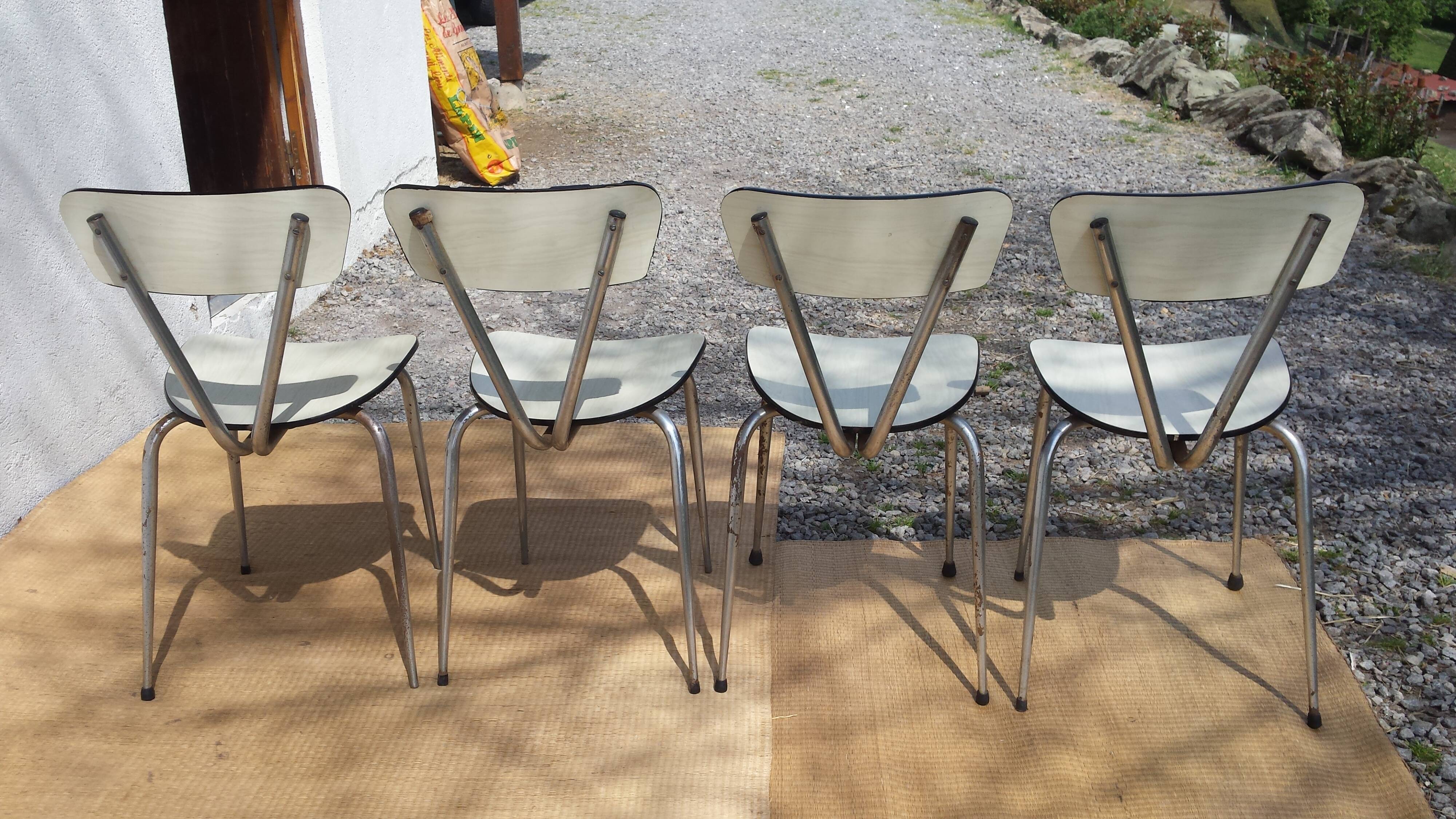 Table et 4 chaises en formica