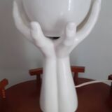 Lampe année 70 deux mains enlace un globe en opaline