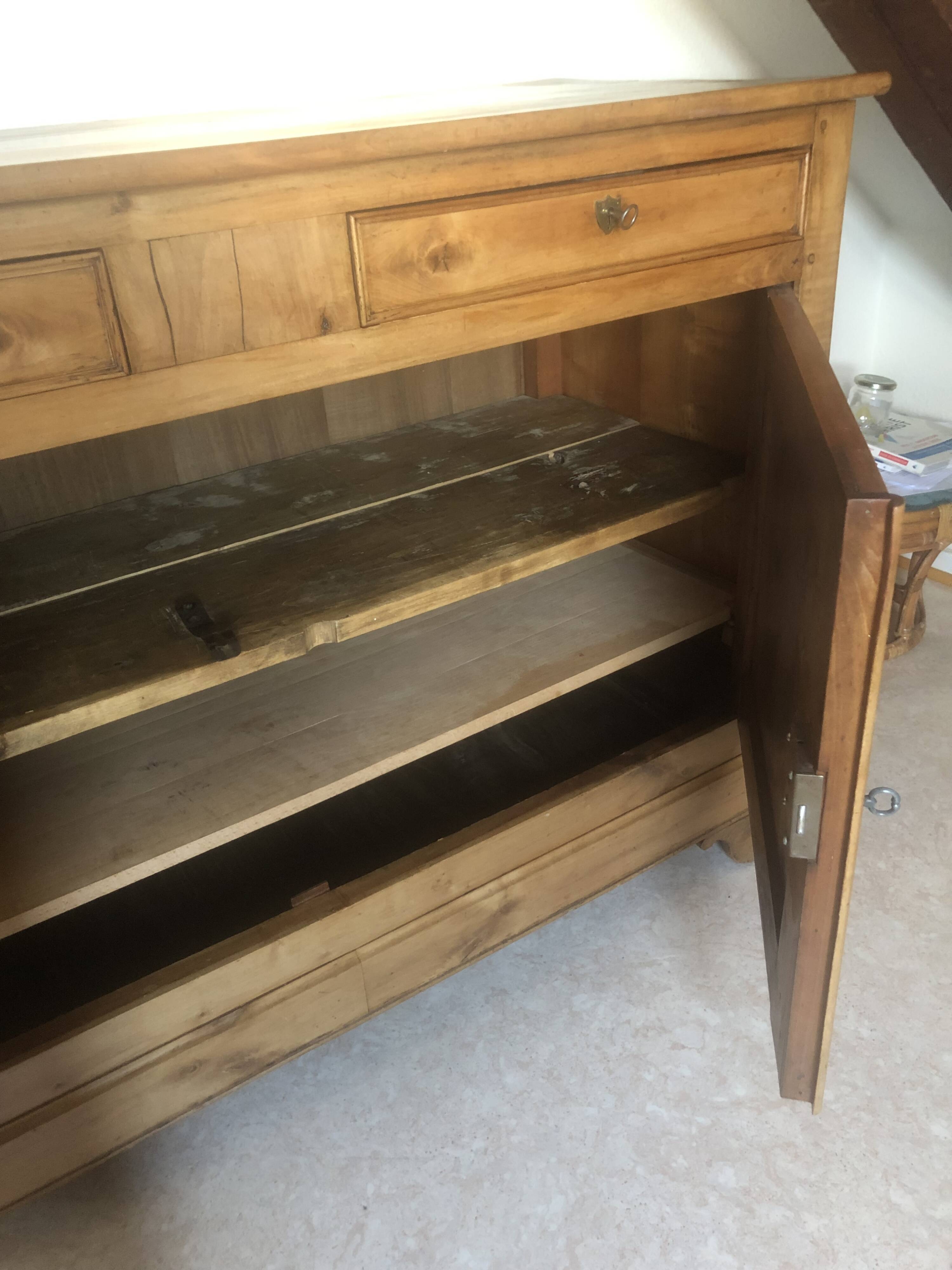 Buffet ancien en noyer blond