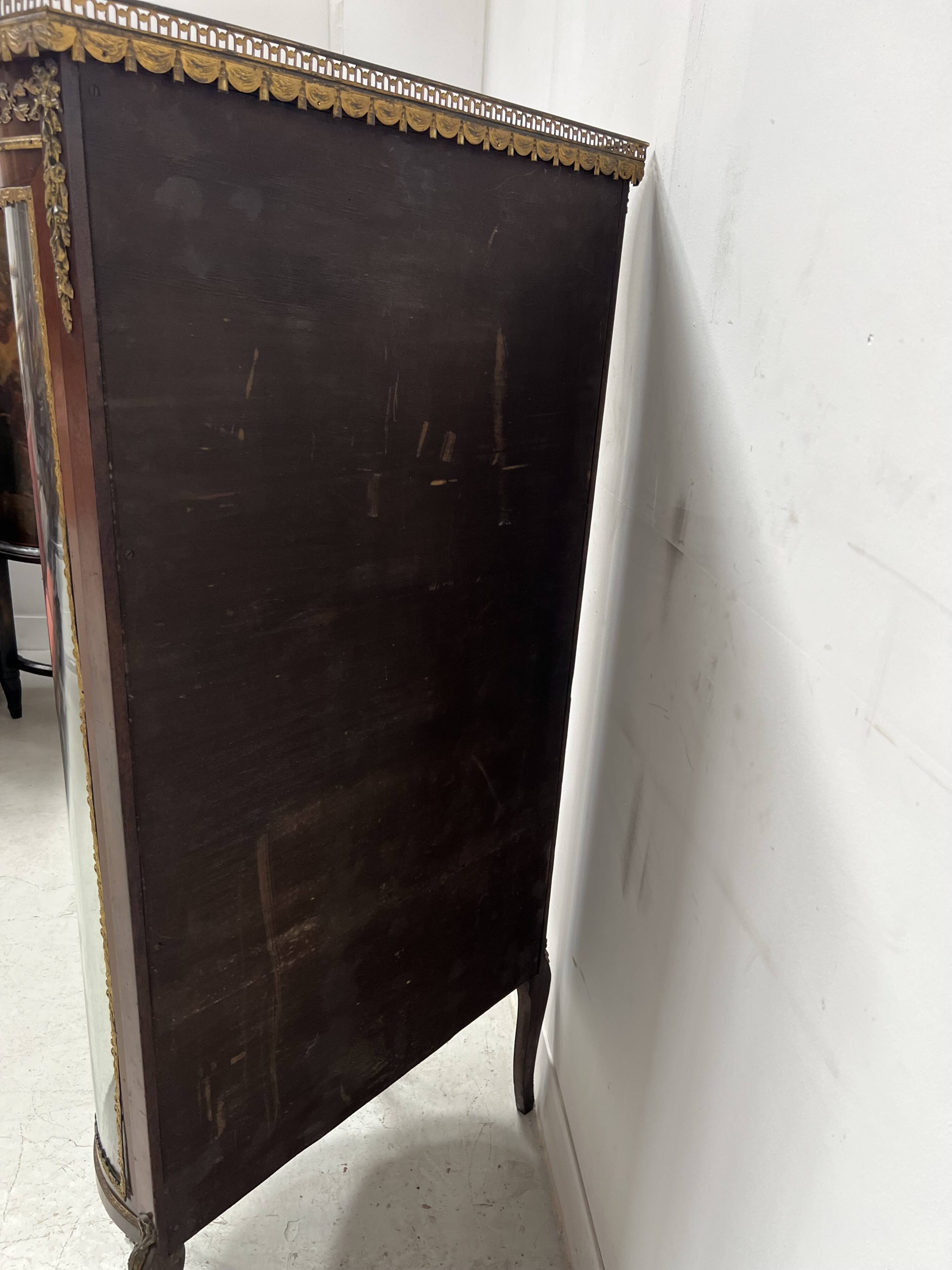 Napoleon III style curved display case in mahogany and veneer, 20th century