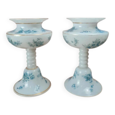 Paire de vases sur pied en opaline blanche – décor bleu ancien