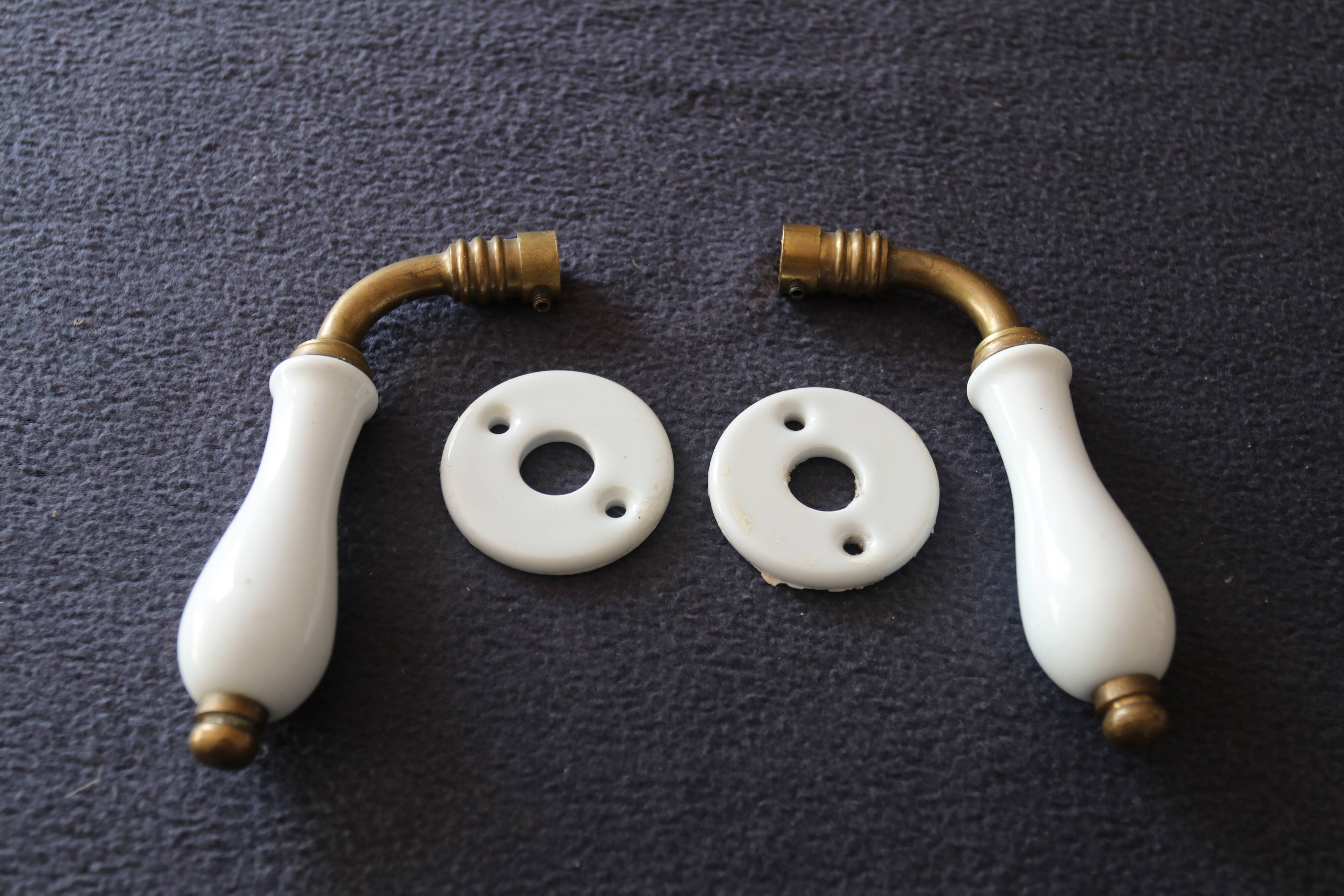 Set of two porcelain door handles with two rosettes