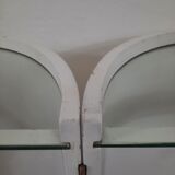 Armoire à barre vintage en forme de cylindre ouvrable, bois, laiton et verre.