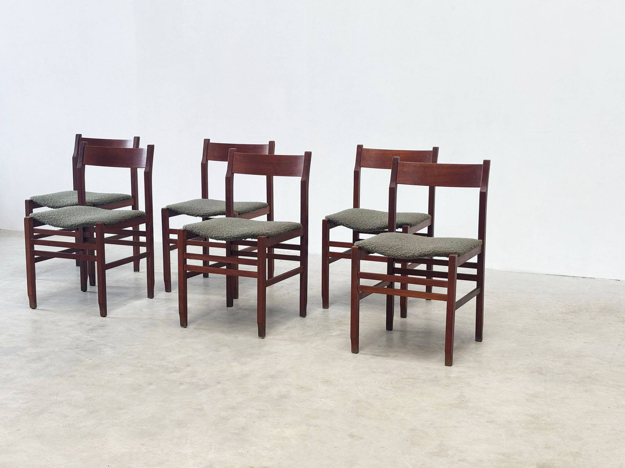 Ensemble de six élégantes chaises de salle à manger italiennes