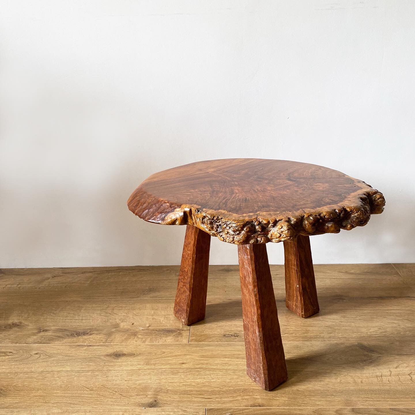Table basse brutaliste bois massif