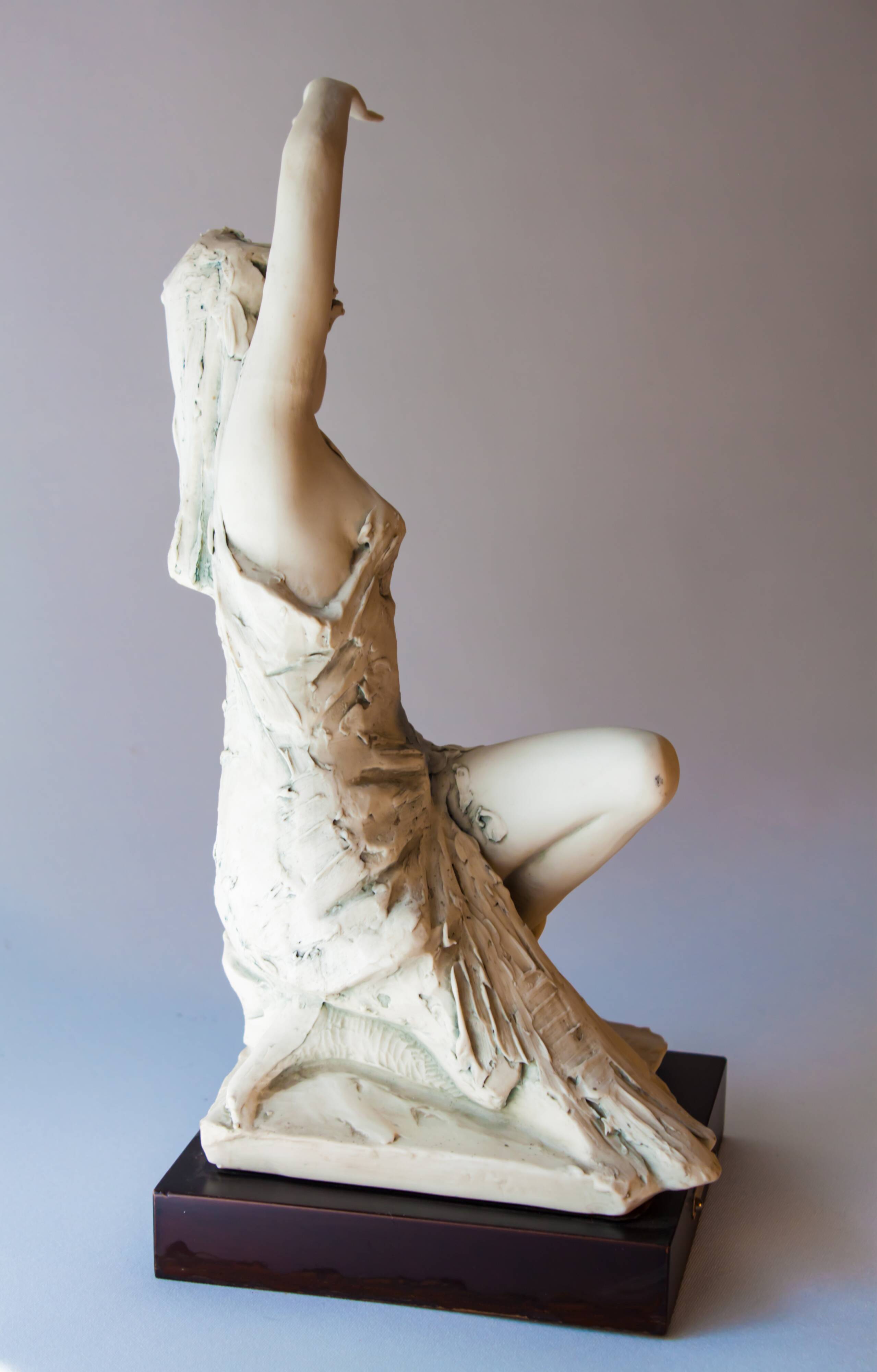 Original sculpture. Figura femenina de porcelana. Contemporary sculpture