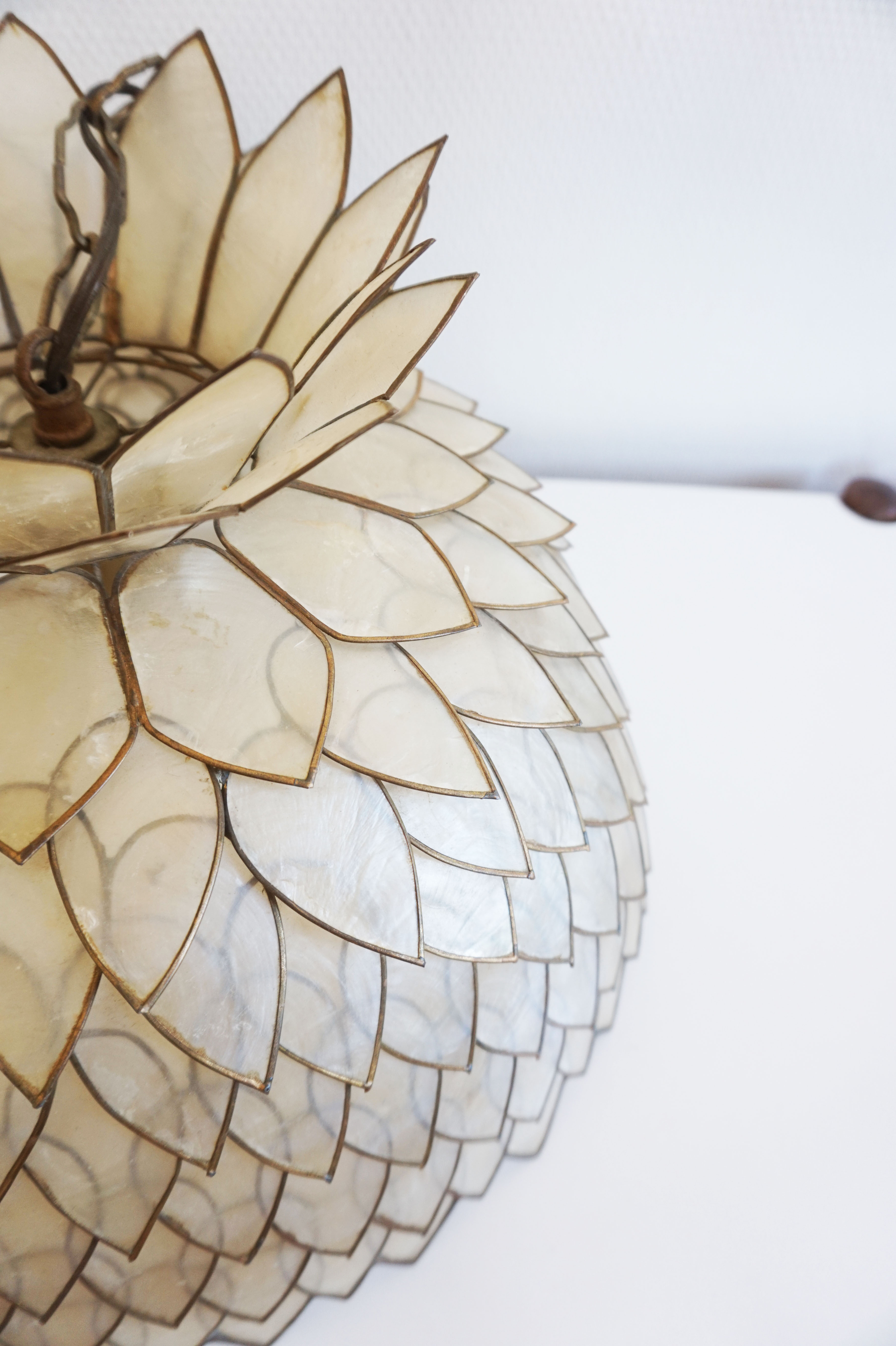 Petal hanging of mother-of-Pearl and brass