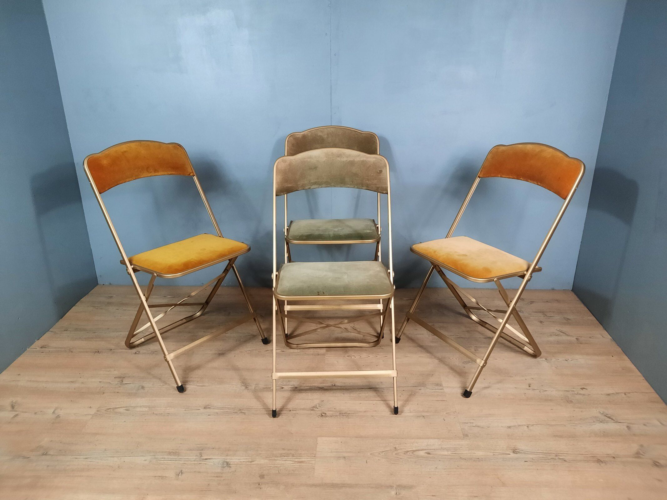 Set of 4 vintage folding chairs