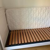 Lit ancien bois une place rose pale