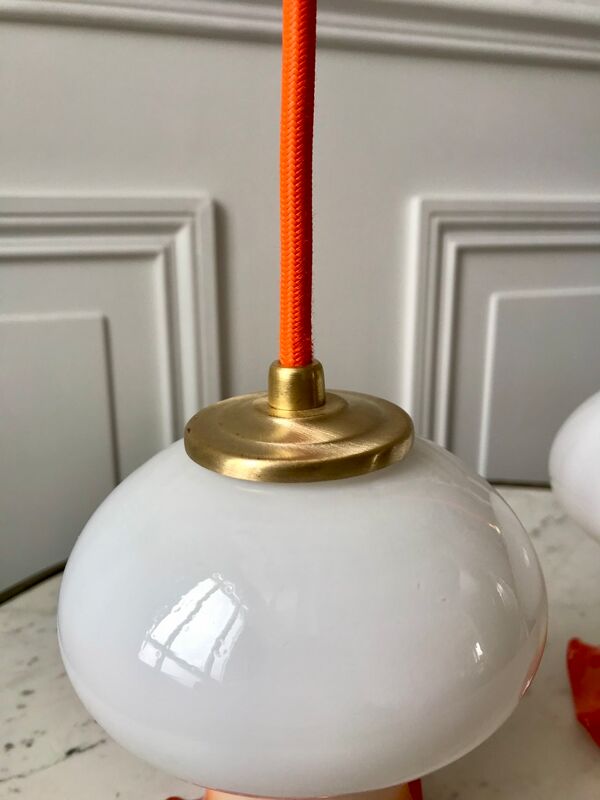 Paire de suspensions tulipes en opaline orange dégradé fil orange années 70