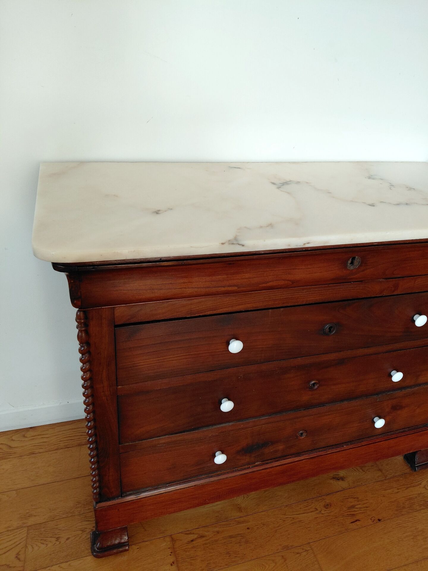 Louis-Philippe XIX walnut commode, twisted columns and marble.