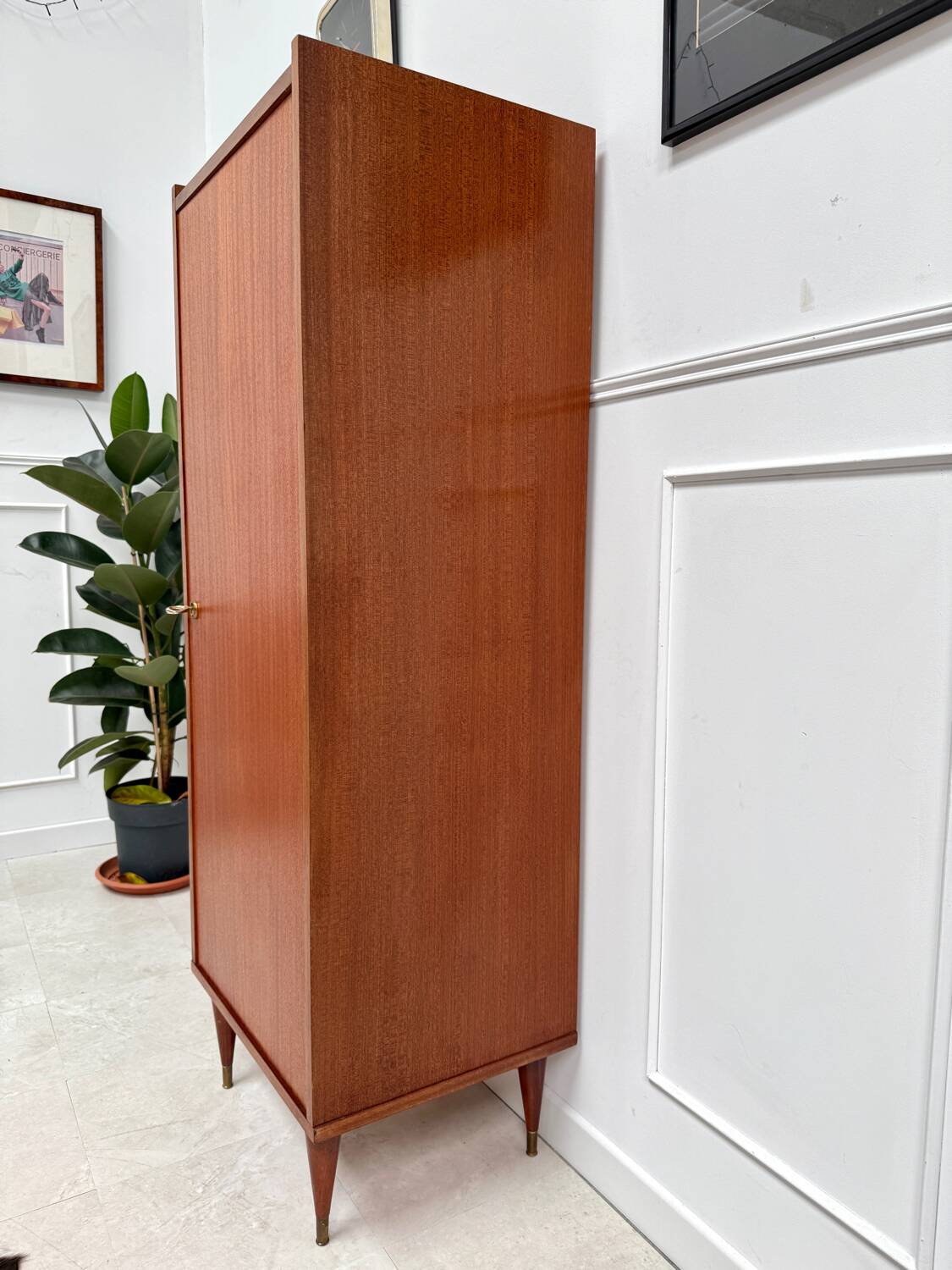 Standing man entrance cabinet
