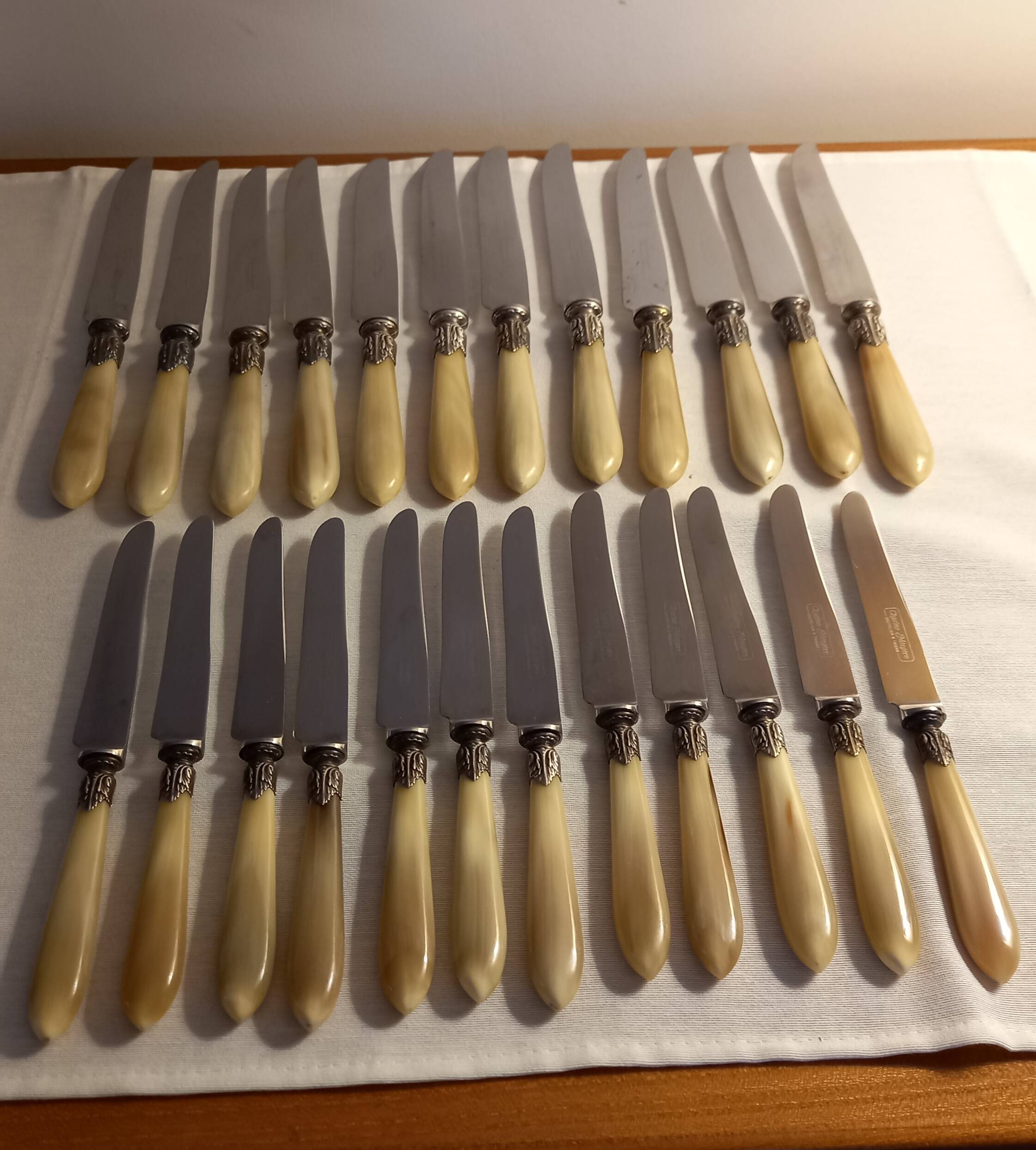 Cutlery set with 24 knives
