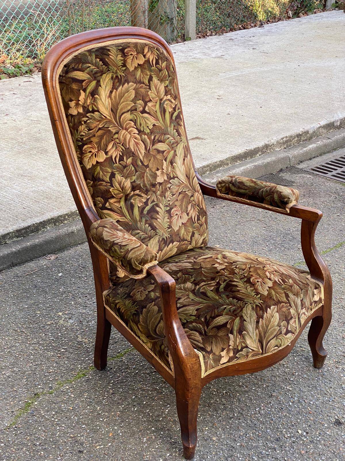 Louis XV Voltaire armchair in solid wood and floral velvet fabric from the years.