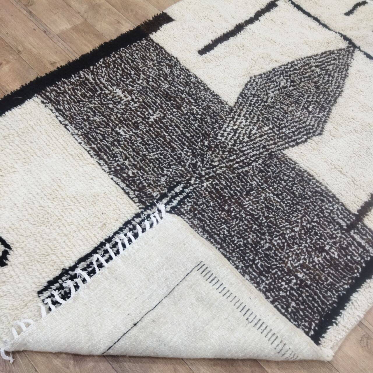 Azilal Berber rug in handmade wool 236 X 156 CM