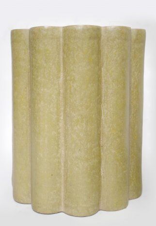Paire de tabourets ou bouts de canapé en papier maché forme polylobée vert olive XXIème siècle