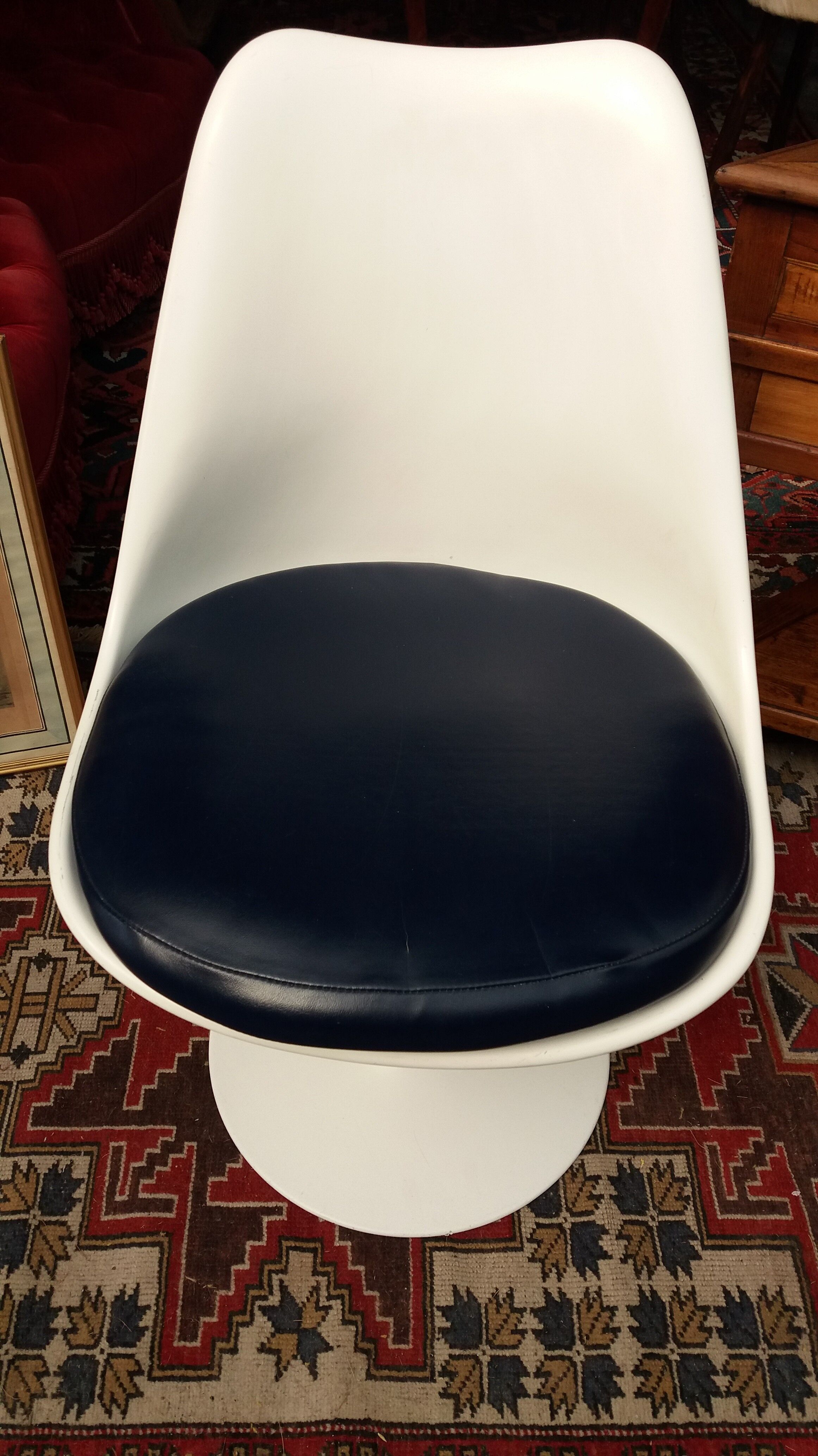 Tulip chair design Saarinen, Knoll edition