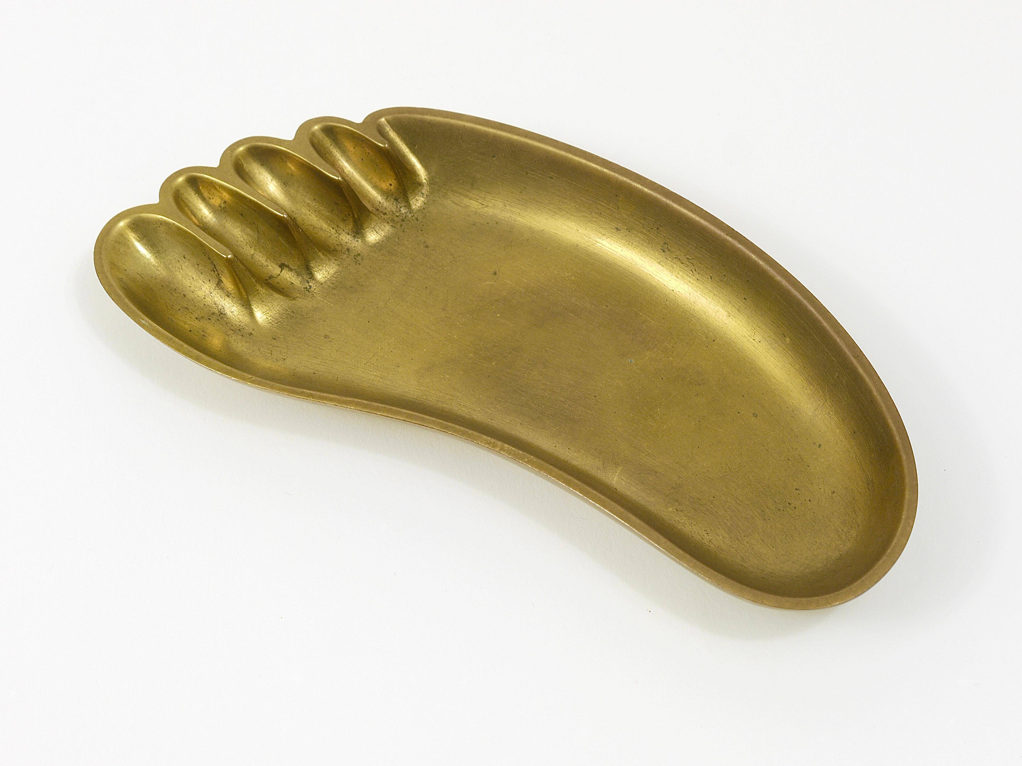 Bowl or sculptural plate in the shape of a foot by Werkstätte Hagenauer, mid-century, brass, Austria.