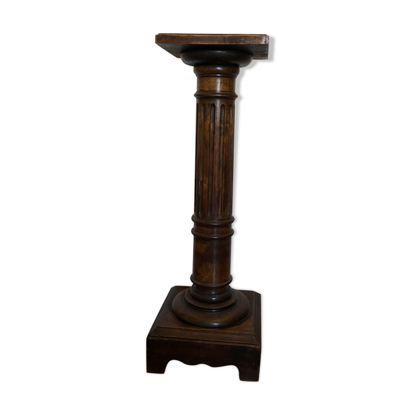 Wooden sellette column