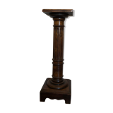 Wooden sellette column