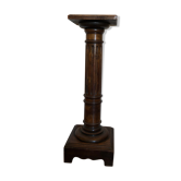 Wooden sellette column