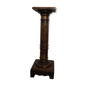 Wooden sellette column