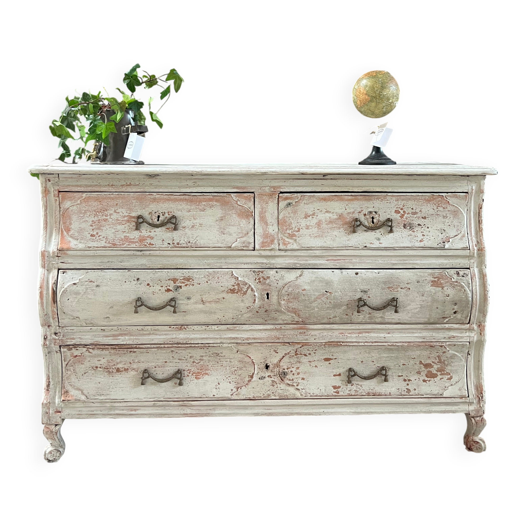 Curved commode from the 18th century