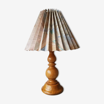 Wooden table lamp with 80s fabric blind