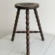 Tabouret tripode ancien en bois torsadé
