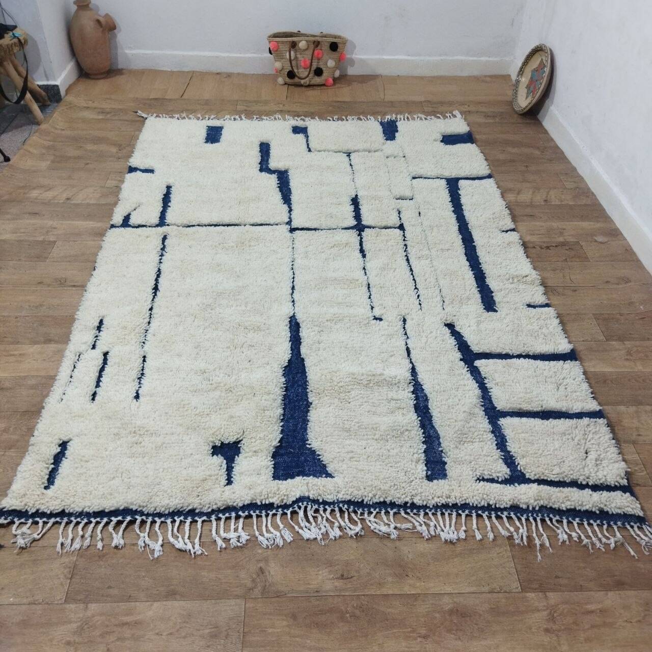 Tapis berbère marocain en laine écru et bleu – 283 x 188 cm