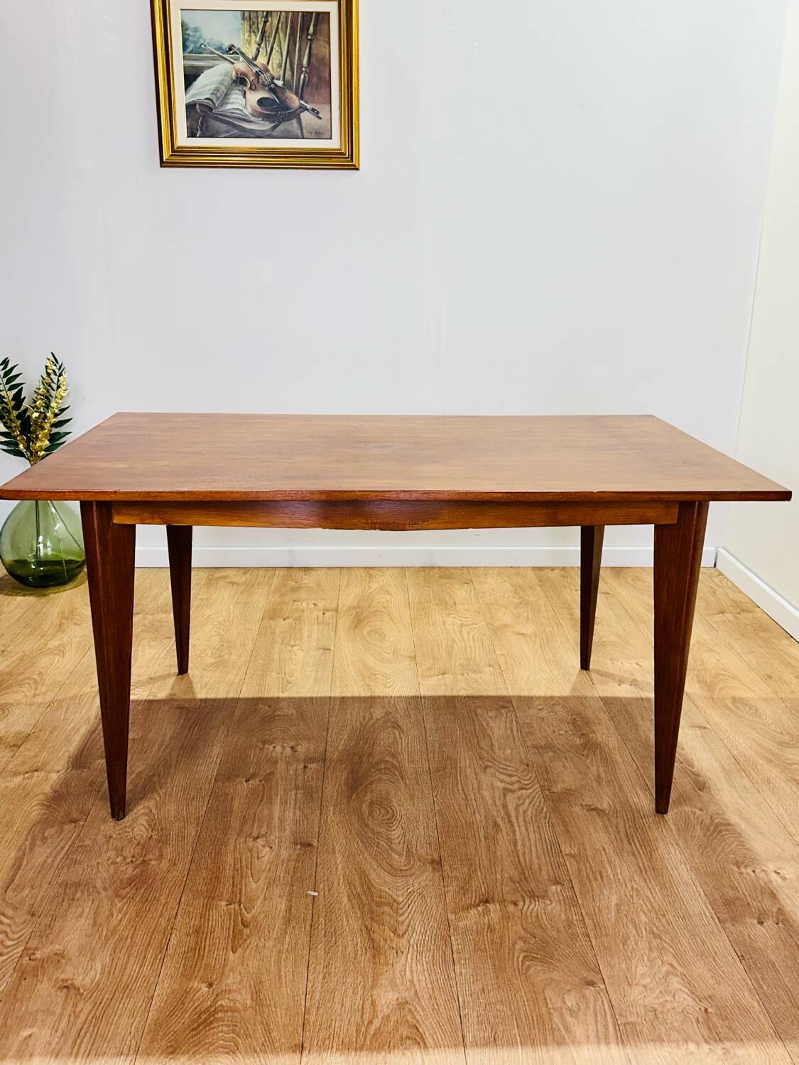Extendable wooden table