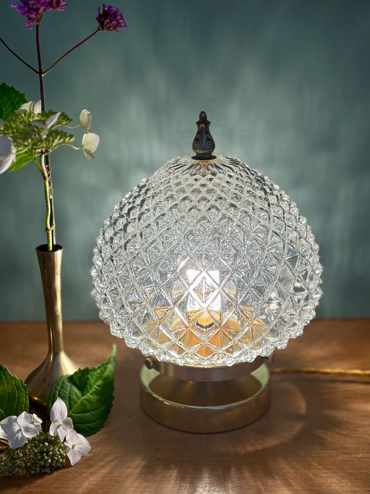 Lampe à poser globe vintage en verre moulé pointes de diamant