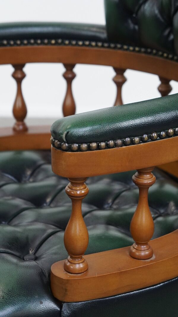 Chaise de bureau chesterfield anglaise élégante en cuir de vachette verte.