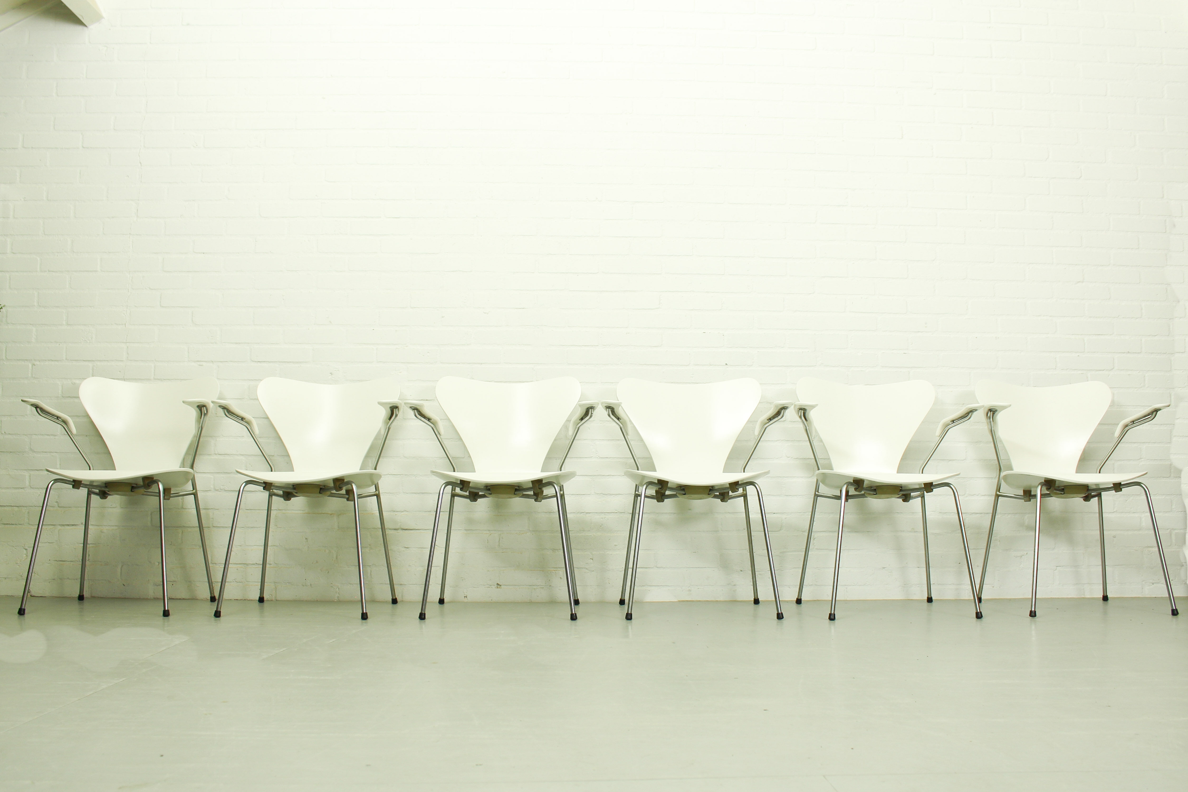 Set of 6 Arne Jacobsen 3207 Armchairs and Dining Table A826 by  Arne Jacobsen for Fritz Hansen