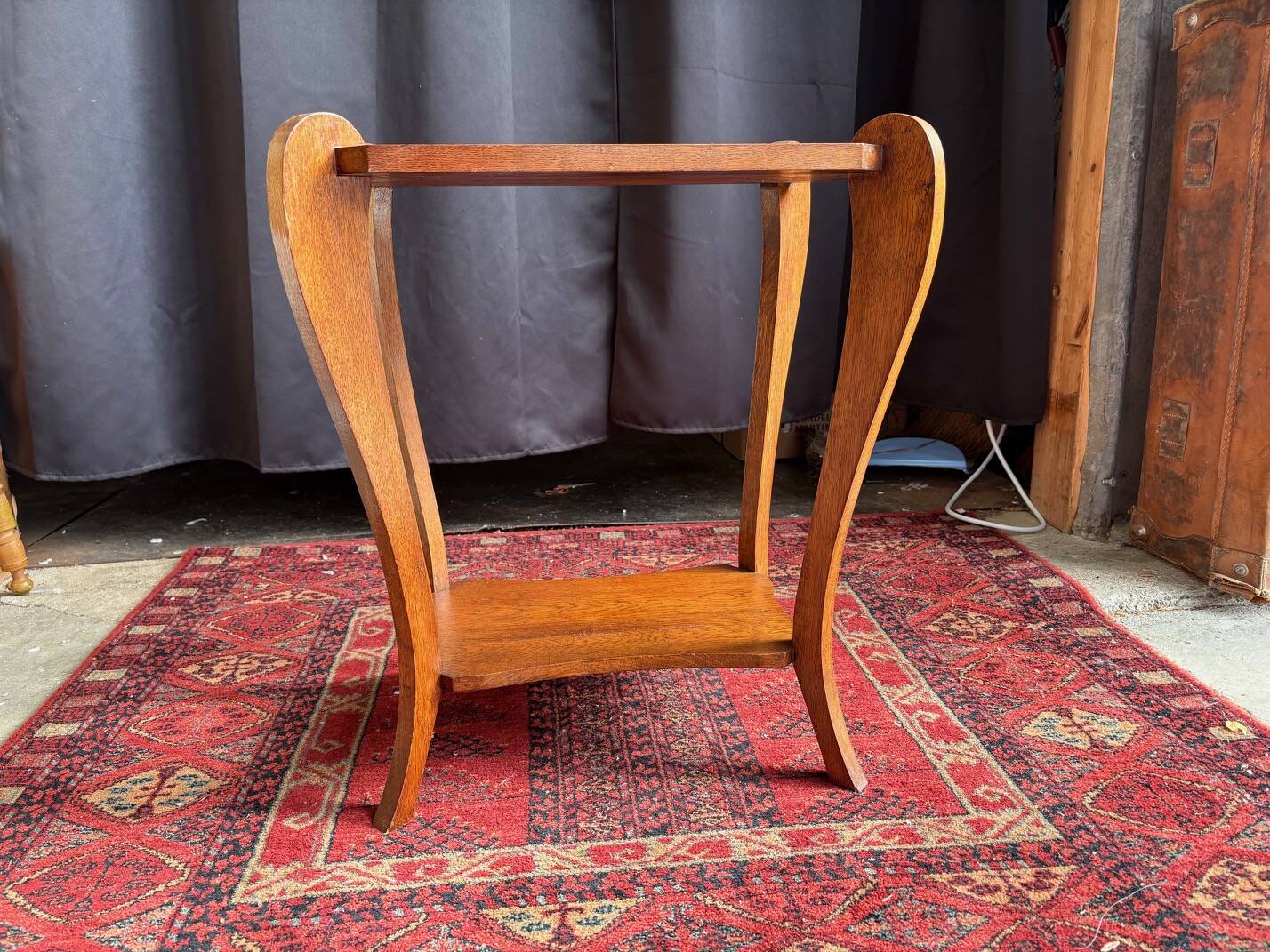 Table d’appoint vintage en chêne courbé – design années 1930-40