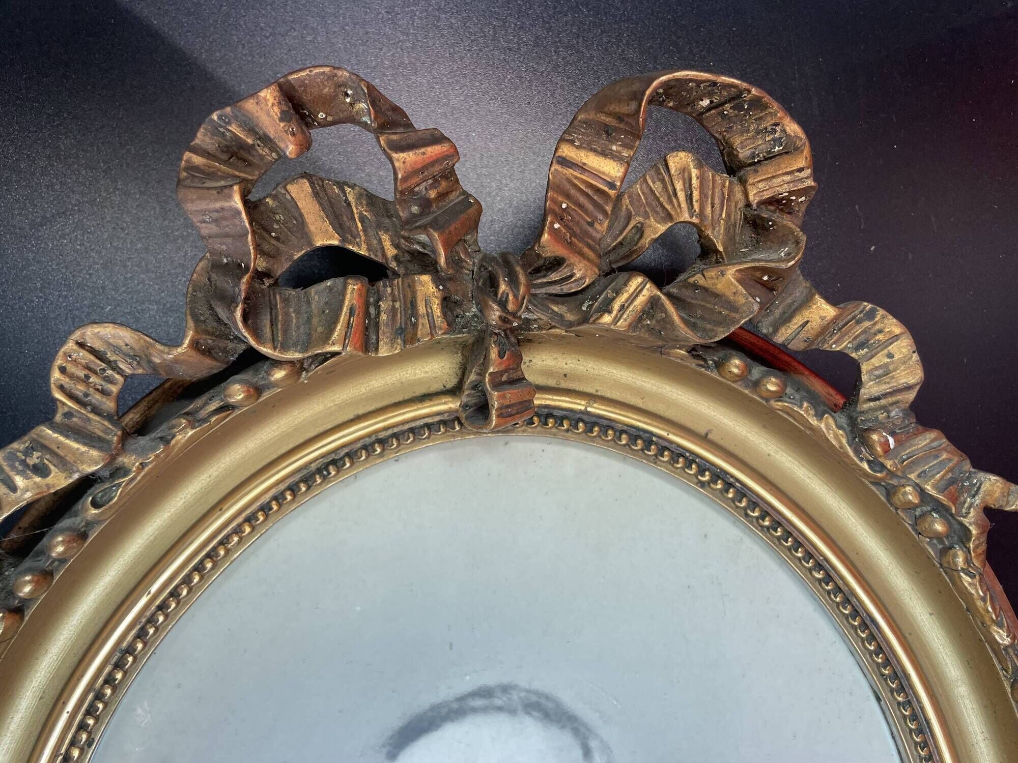 Oval medallion frame in wood and gilded stucco, Louis XVI style knot