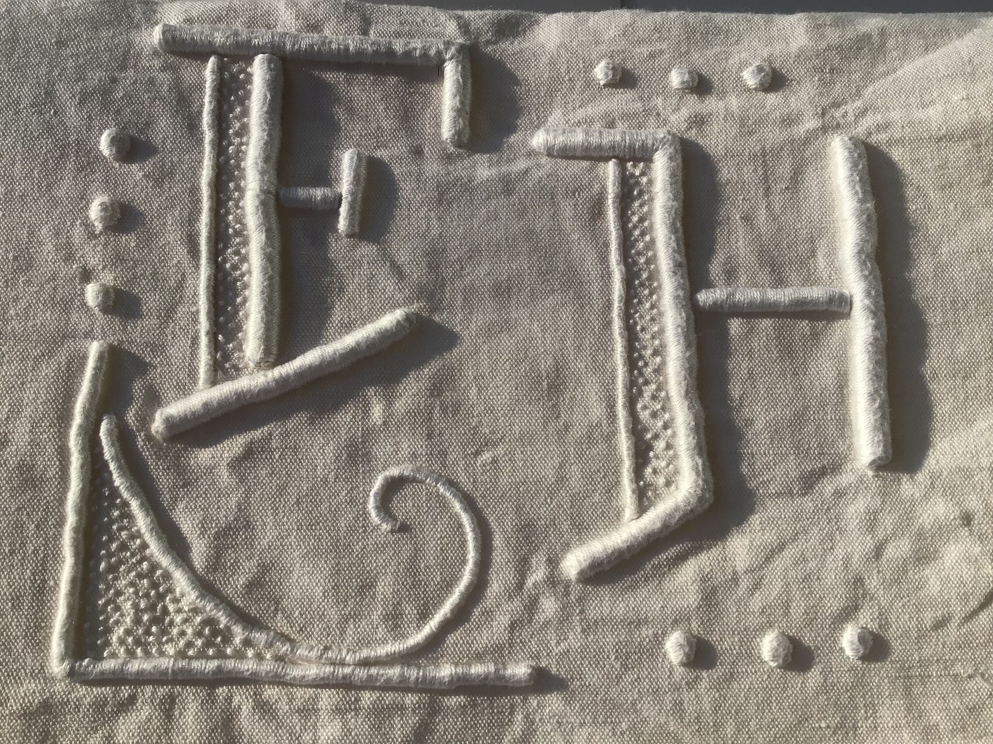 2-seater sheet embroidered FH and mestizo cream tablets