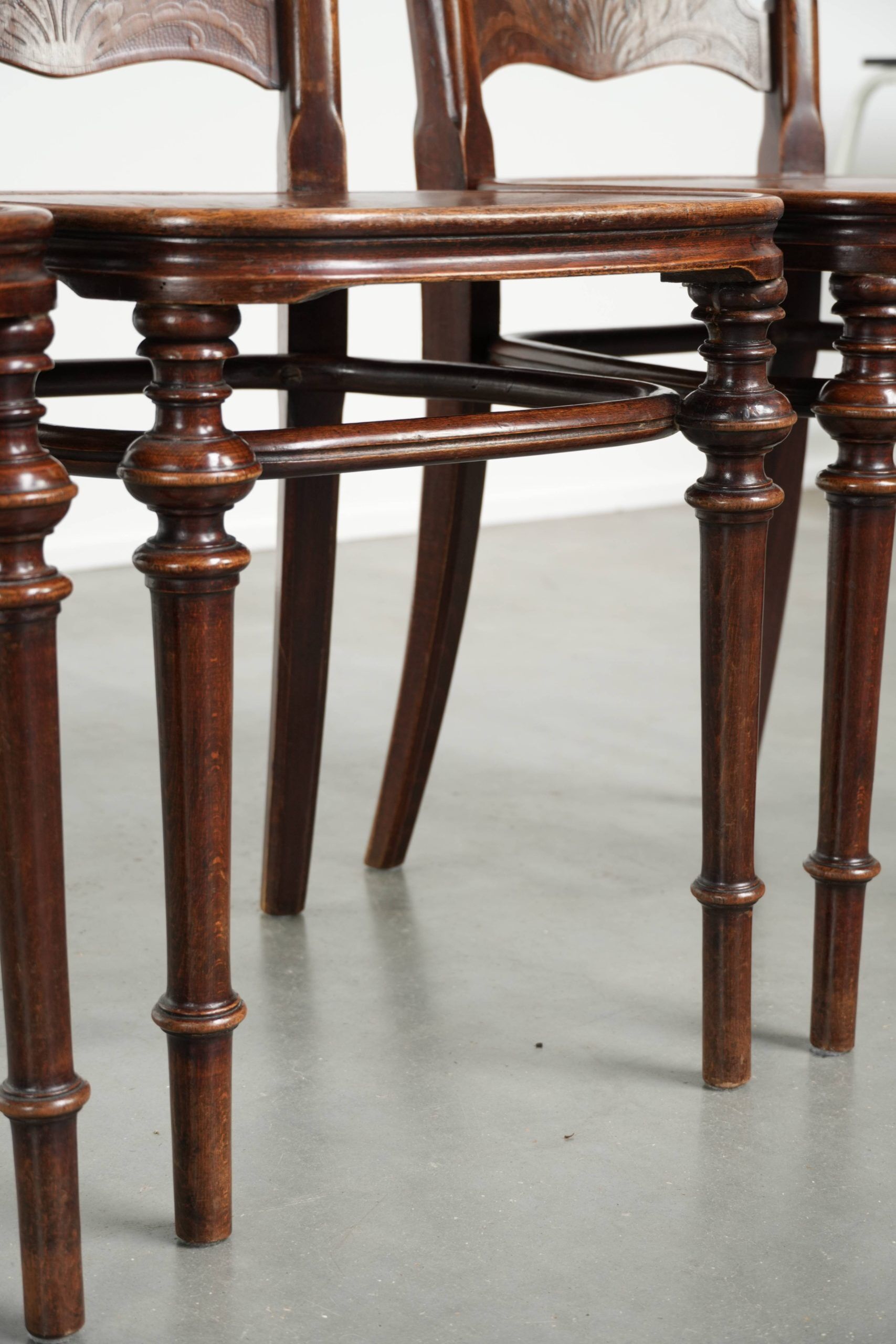 Ensemble de quatre chaises de bistro antiques de la fin du 19e/début du 20e siècle.