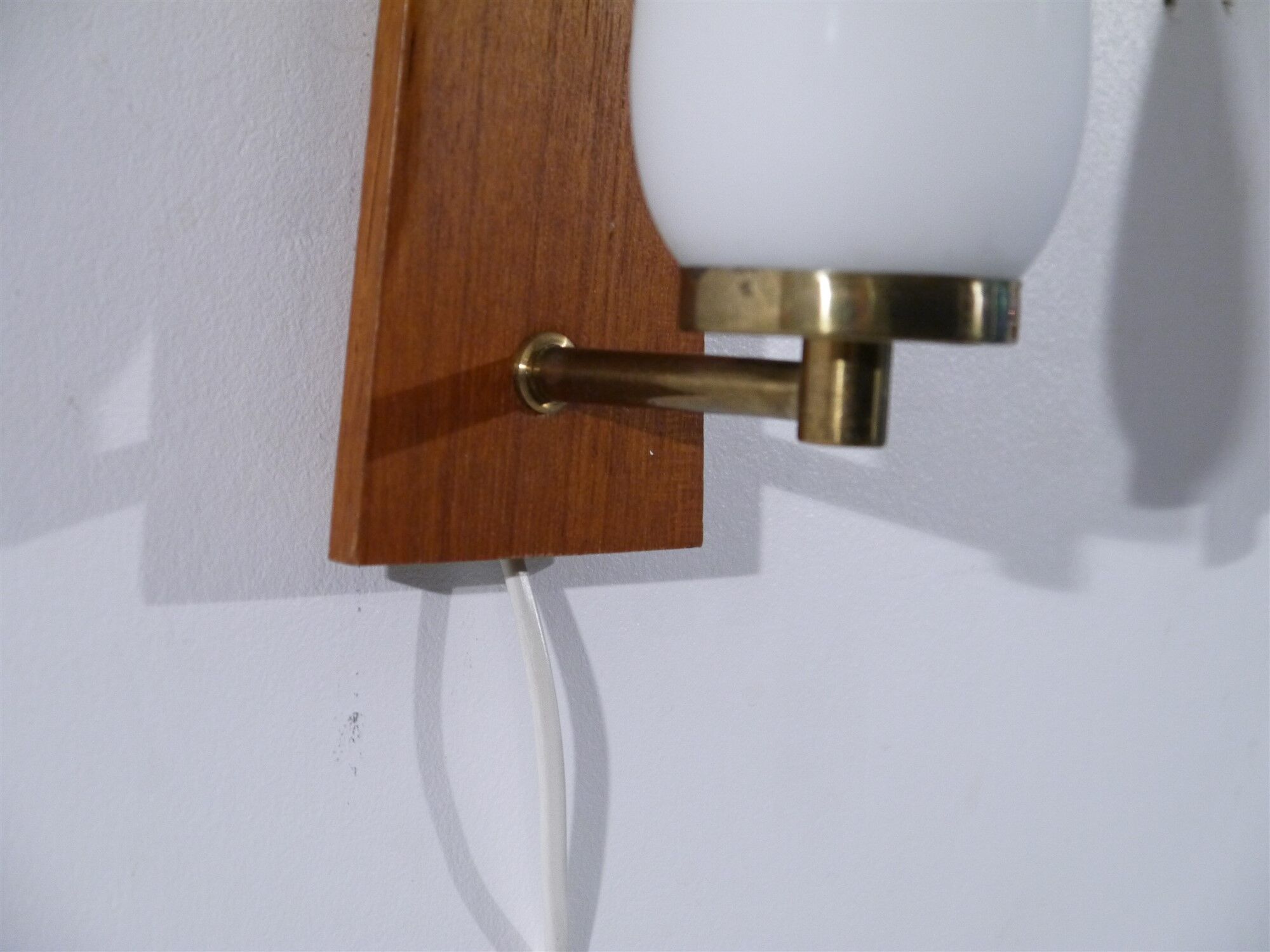 Paire d'appliques vintage scandinave teck et opaline