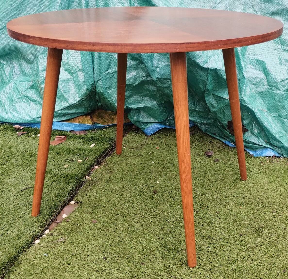 Round table resting on 4 unscrewable legs