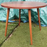 Round table resting on 4 unscrewable legs