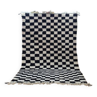 Tapis Marocain Beni Ouarain Moderne avec Motif Carreaux Noir et Blanc – Tapis en Laine Tissé à la Ma