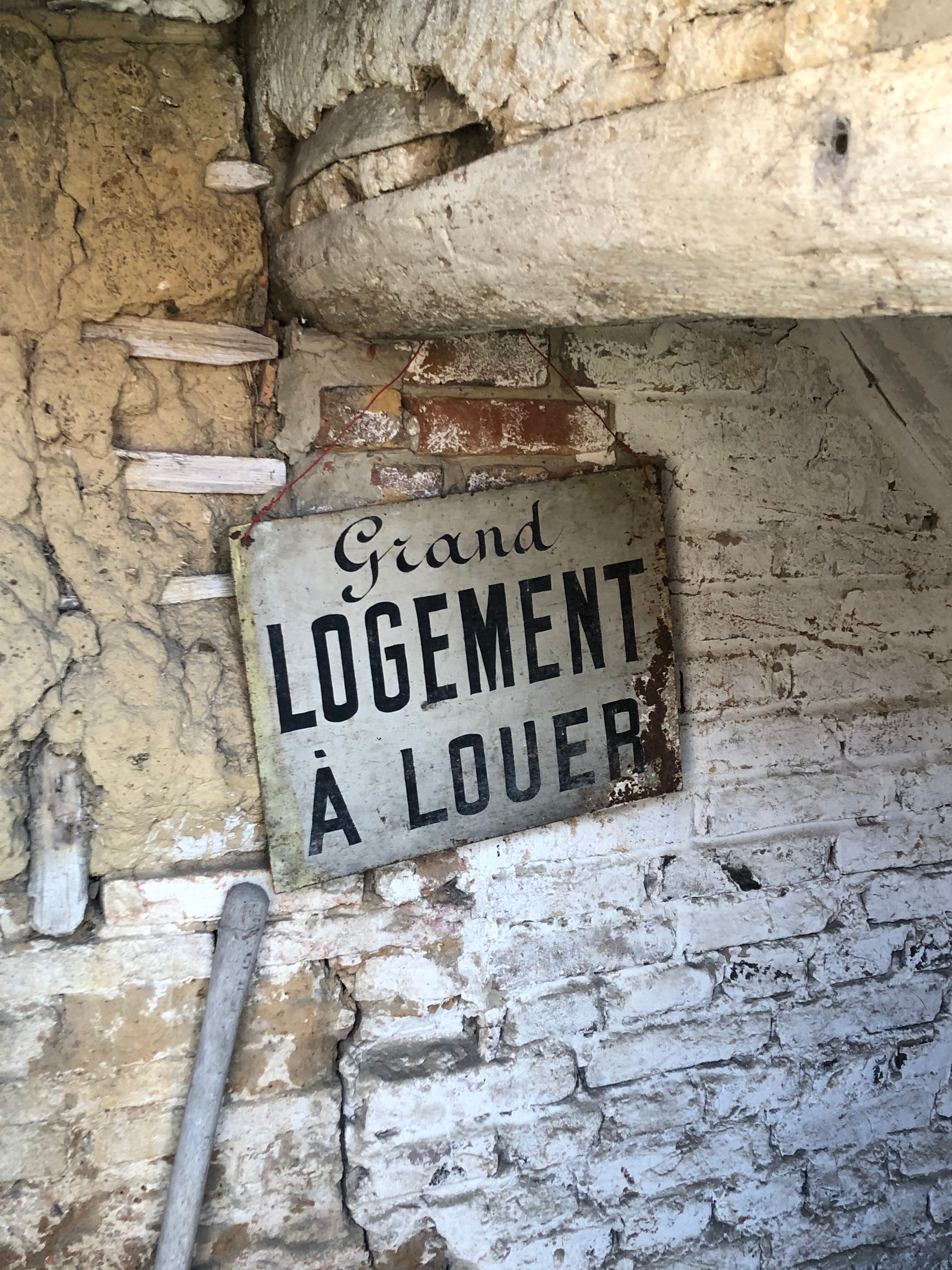 Double-sided painted panel. Large accommodation for rent