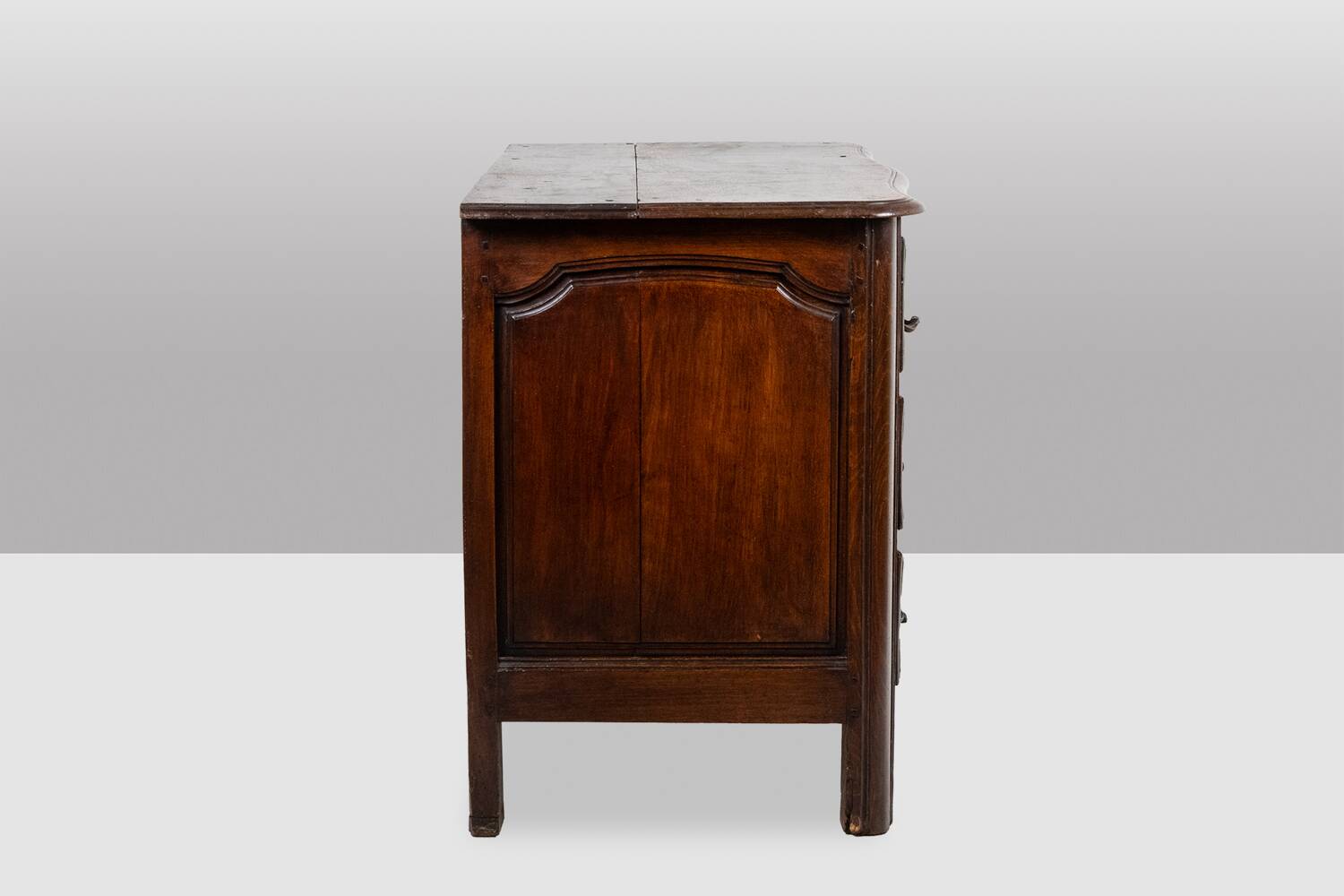 Parisian chest of drawers with 5 drawers, made of solid walnut, from the Louis XIV period.