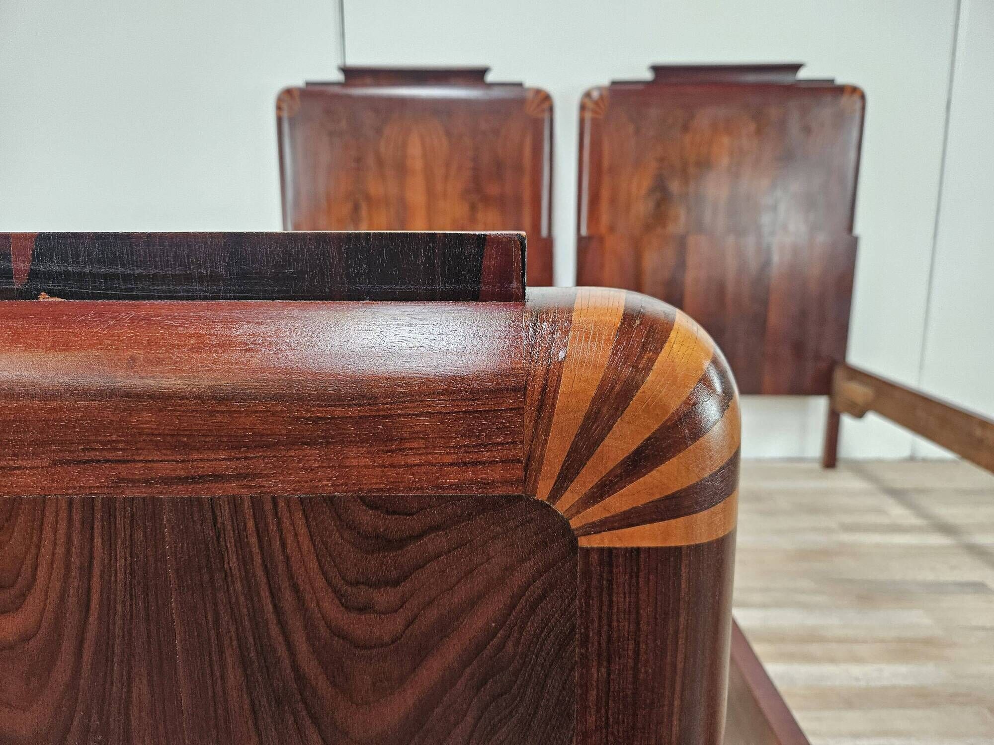 Pair of Art Decò single beds in mahogany and pink maple, 1940