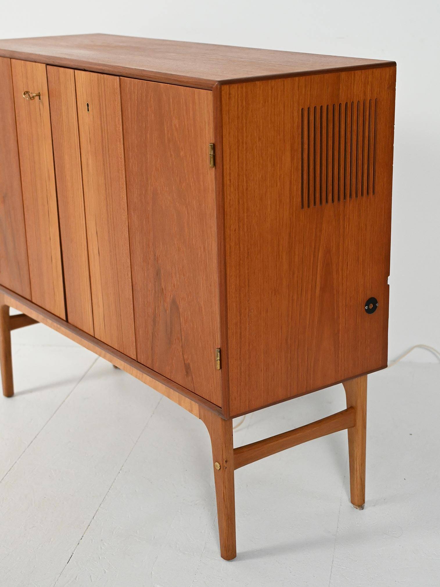 Meuble bar scandinave en teck des années 1950