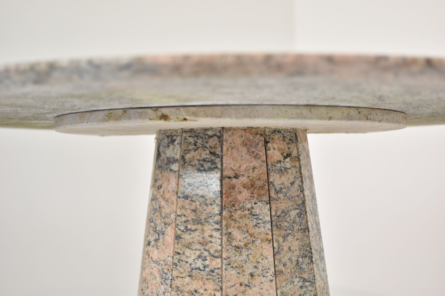 Round dining table in granite from Italy, 1970