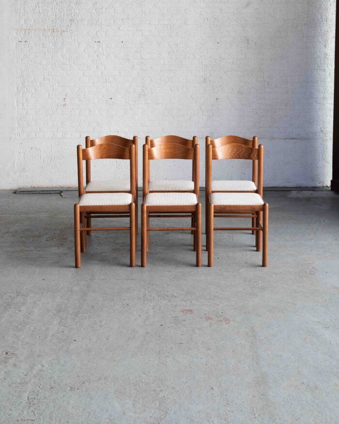 Ensemble de 6 chaises de salle à manger dans le style de Vico Magistretti.