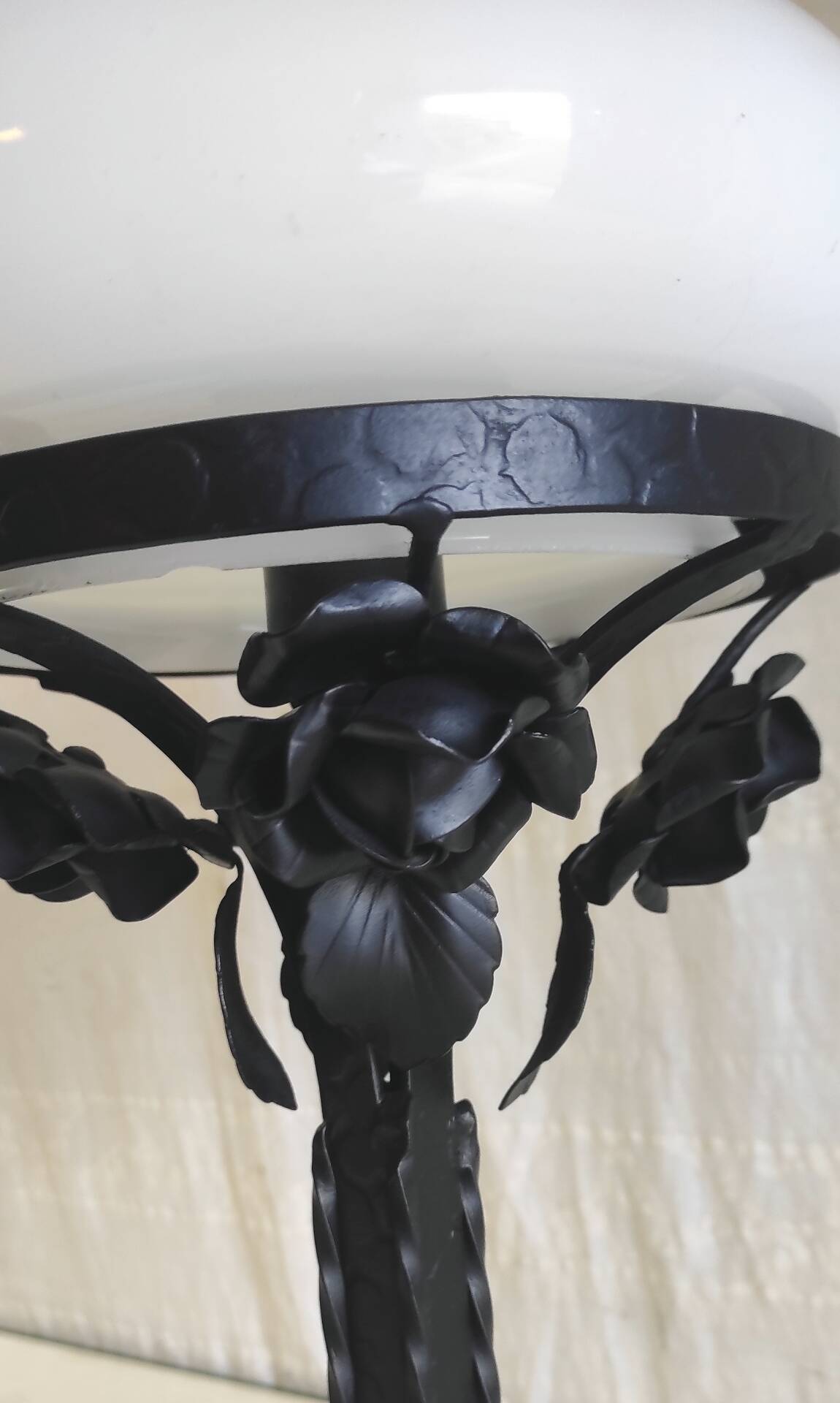 Art Deco table lamp in wrought iron and opaline - 1930s/40s